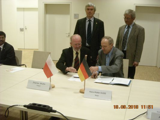 	Profesor Zbigniew Majka dokonuje w imieniu Uniwersytetu Jagiellońskiego zakupu 583 akcji spółki FAIR GmbH (13.03.2013,Darmstadt) 